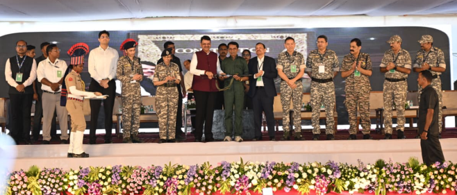 नक्षल पॉलीट ब्युरो सदस्य आणि केंद्रीय समिती सदस्य भुपती ऊर्फ सोनु याचेसह एकूण ६१ माओवाद्यांनी केले मुख्यमंत्री देवेंद्र फडणवीस यांच्या समोर आत्मसमर्पण