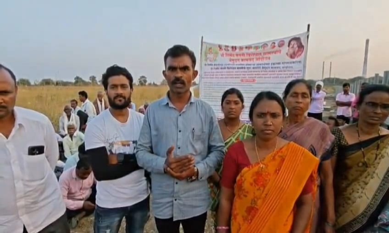 चंद्रपूर जिल्ह्यातील वरोरा तालुक्यातल्या कोंढाळा गावात सिमेंट प्रकल्प काम प्रारंभ झाल्याने ग्रामस्थ संतापले, महिला व ग्रामस्थांनी आंदोलन करत कंपनीचे काम पाडले बंद
