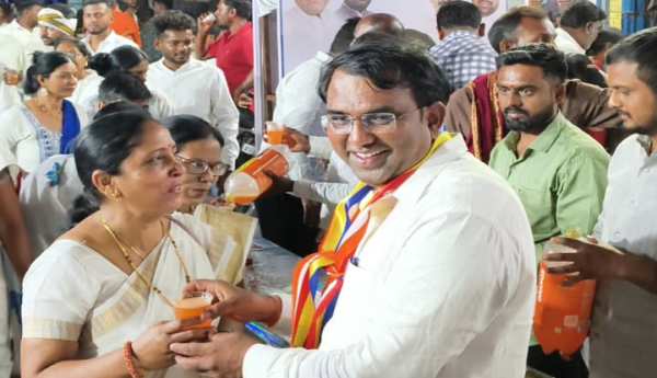 आमदार सुधीरभाऊ मुनगंटीवार सेवा केंद्रातर्फे डॉ. बाबासाहेब आंबेडकर यांच्या जयंतीनिमित्त शीतपेयाचे वाटप