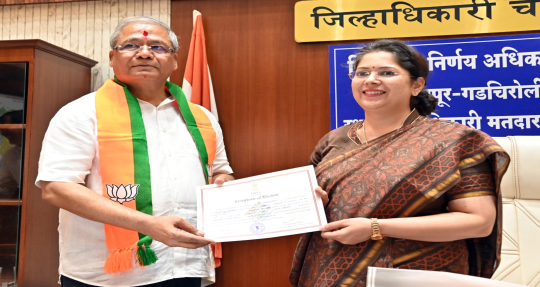 चंद्रपूर -गडचिरोली- वर्धा स्थानिक स्वराज्य संस्था विधानपरिषद जागेतून विजयी झालेले भाजपचे उमेदवार अरुण लाखानी यांनी चंद्रपूर जिल्हाधिकारी कार्यालयात स्वीकारले विजयी प्रमाणपत्र