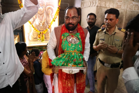 आमदार किशोर जोरगेवार यांच्या हस्ते ५१ फूट उंच ध्वजाच्या ध्वजारोहनाने महाकाली महोत्सवाचा शुभारंभ, मातेच्या चांदीच्या मूर्तीची निघाली पालखी .
