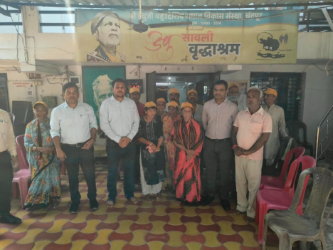 वृध्दांच्या समस्या जाणून घेण्यासाठी अधिकारी पोहचले वृध्दाश्रमात